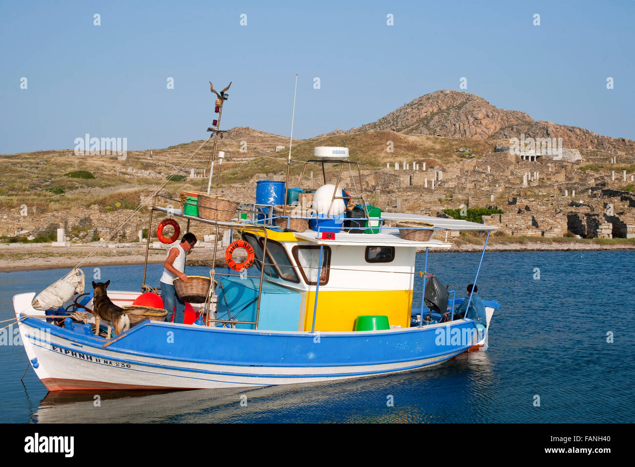 Griechenland, Kykladen, Mykonos, Delos, Fischerboot am Bootsanleger Stock Photo