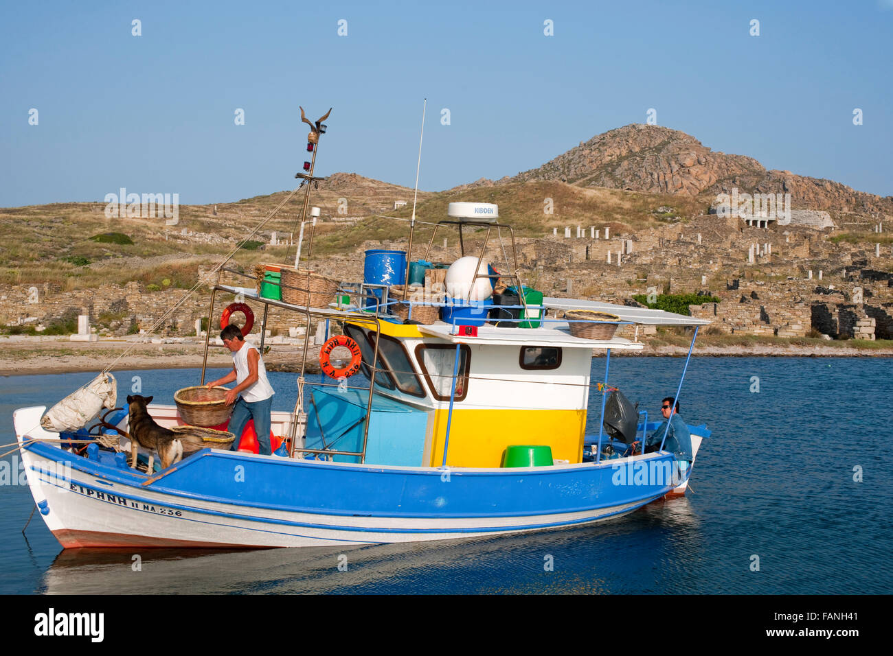 Griechenland, Kykladen, Mykonos, Delos, Fischerboot am Bootsanleger Stock Photo