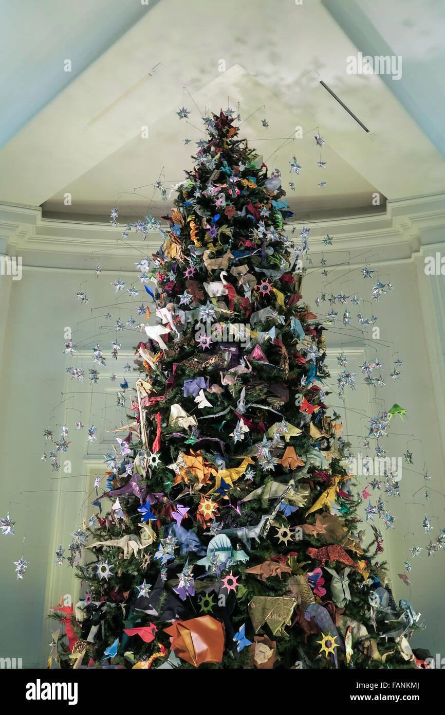 Unique Origami Holiday Tree In The American Museum Of
