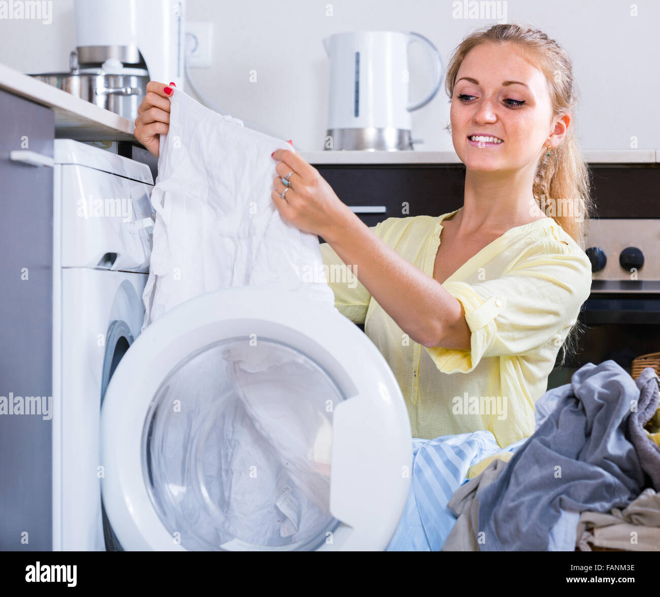 G out the washing. Washing out. Washed out clothes. Cloth washing housewife. Стиралка одежды с фото программа.