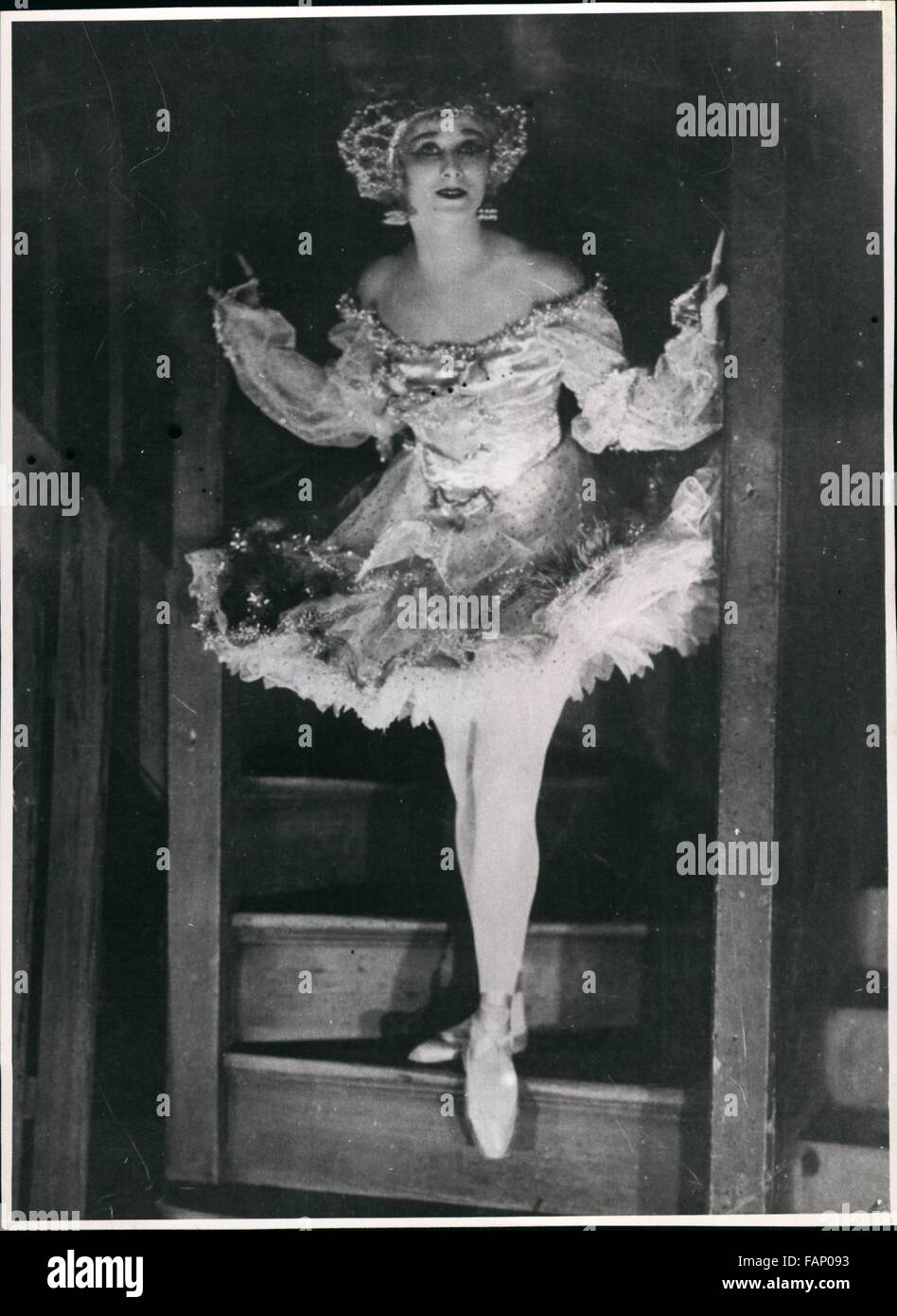 1925 - Anna Pavlova on way to the stage. (Credit Image: © Keystone Pictures USA/ZUMAPRESS.com) Stock Photo