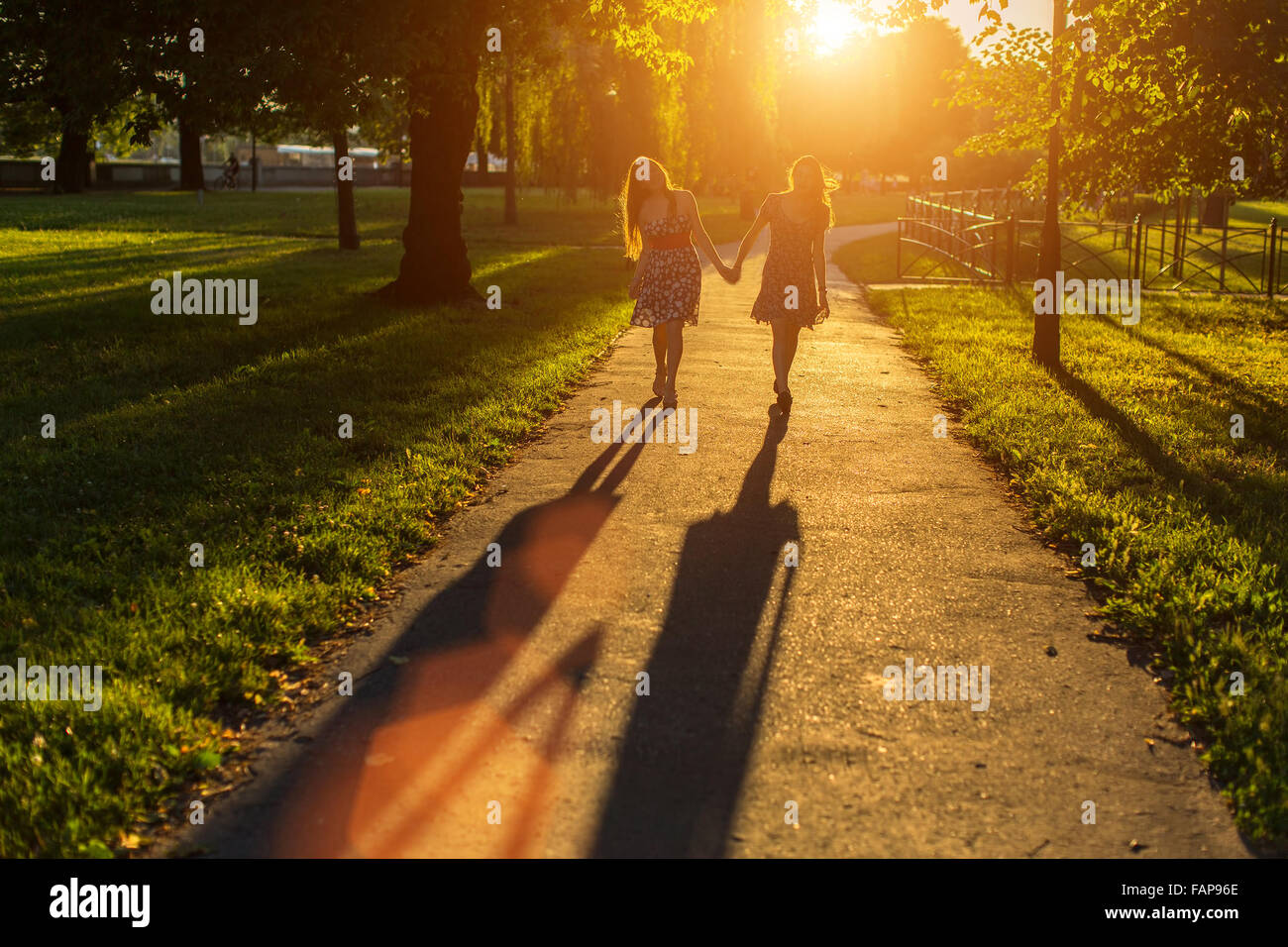 Teen couple walking holding hands hi-res stock photography and images ...