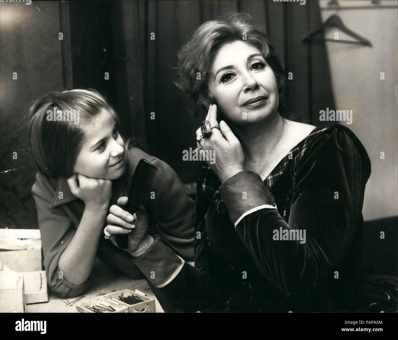 1962 - 11-year-old Muffy who is deaf arrives here for her opera Mother's British Debut at Covent Garden.: Beverly Silis, the idol of America's opera public, makes her british debut at the Royal Opera House, Covent Garden, on Wednesday December 23rd. Her 11-year-old daughter, Muffy has come here for the occasion Muffy adores opera yet the sad thing is that she has never heard her mother sing a note, for she is deaf Beverly is now rated on both sides of the Atlantic something special mong operation spra Photo shows 11-yearold Muffy watches her mother Beverly Sills making up in her dressing ro Stock Photo