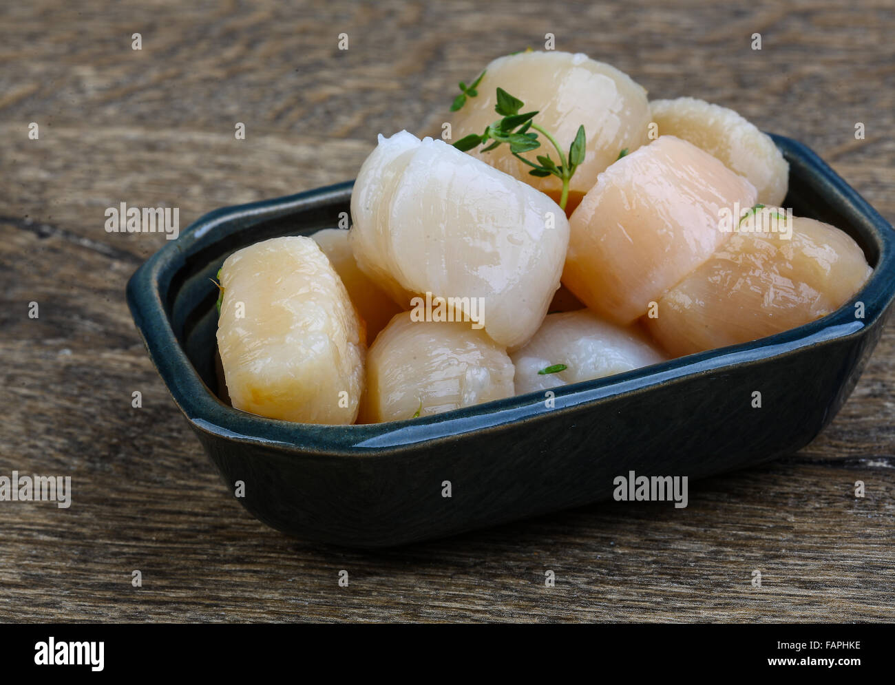 Raw scallops with thyme ready for cooking Stock Photo Alamy