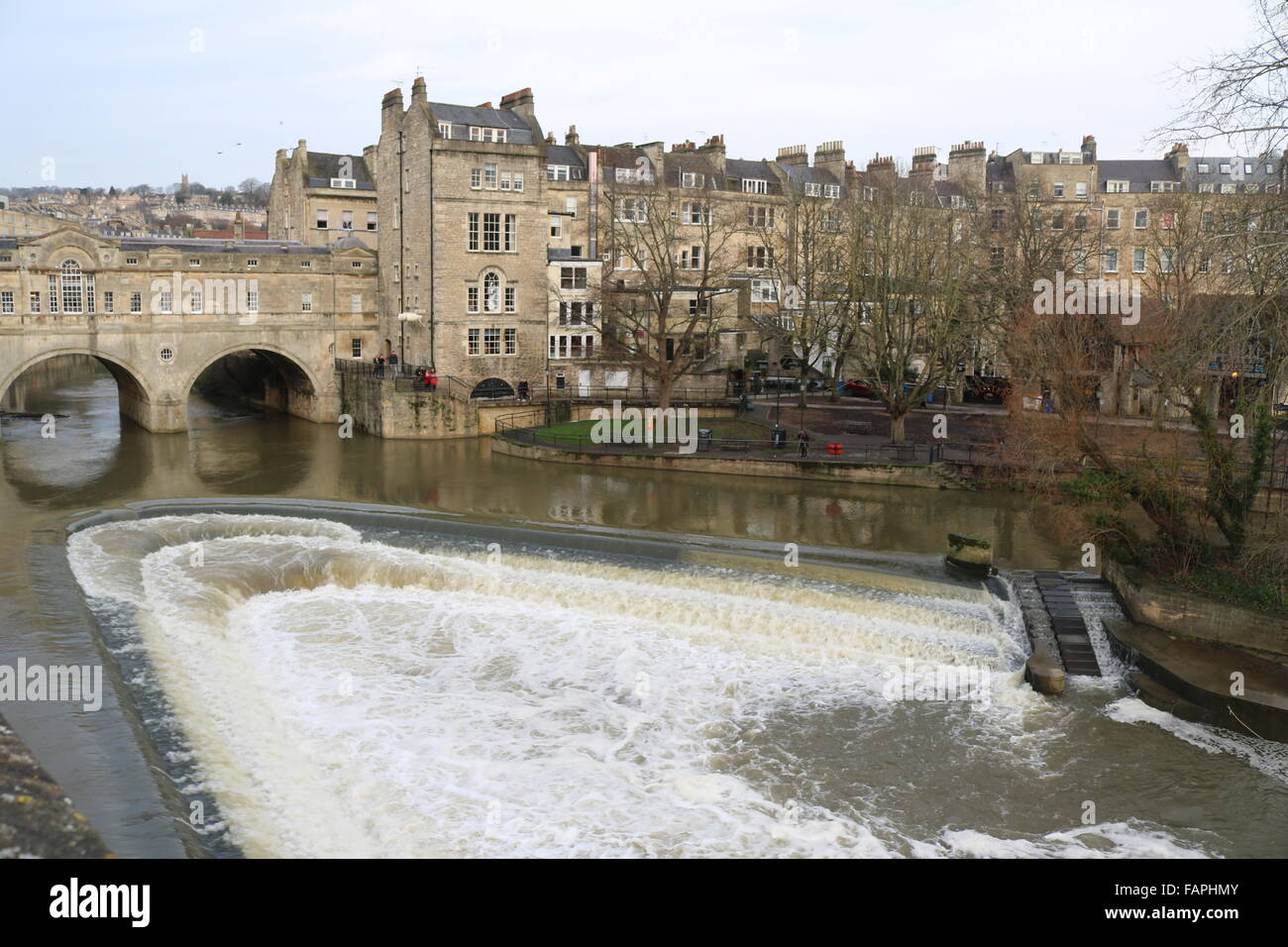 Pulteney Bridge and weir on the River Avon in Bath Stock Photo - Alamy