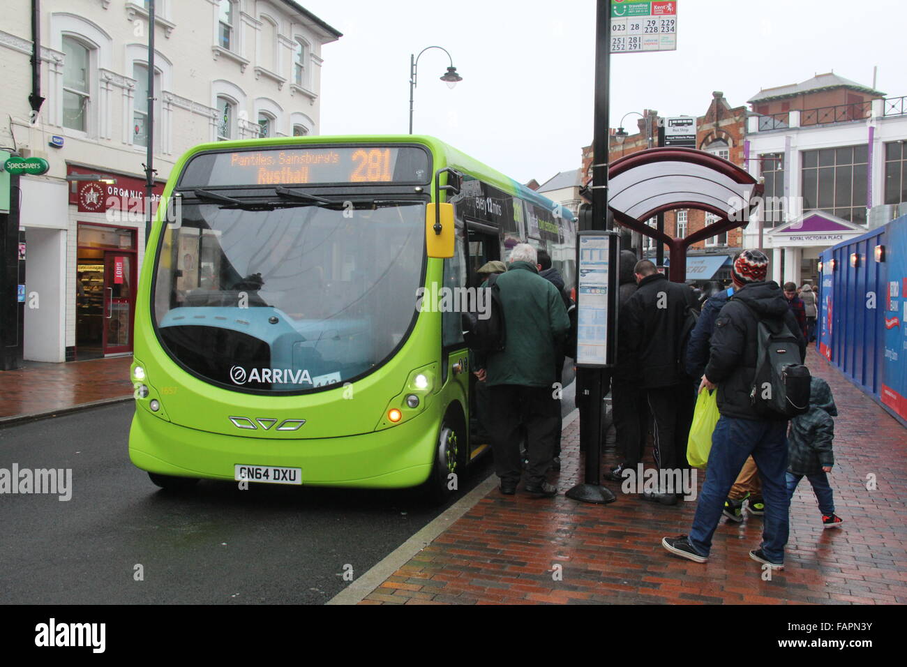 A GREEN ARRIVA HYBRID MIDI BUS IN TUNBRIDGE WELLS IN KENT Stock Photo