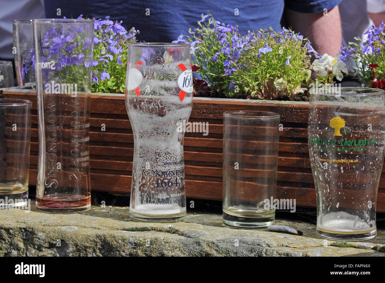 https://c8.alamy.com/comp/FAPN6X/empty-pint-beer-glasses-on-top-of-wall-outside-public-house-FAPN6X.jpg