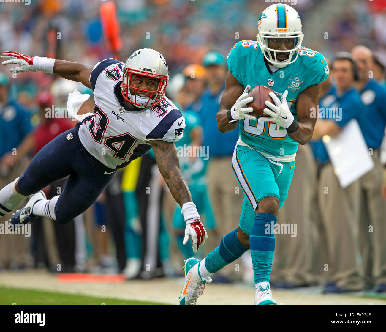 Miami Dolphins wide receiver Greg Jennings (85) warms up before an