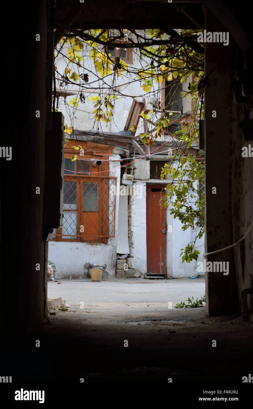 Courtyard yard hi-res stock photography and images - Alamy