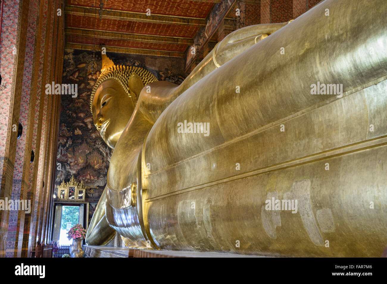 Giant reclining Buddha at Wat Pho in Bangkok, Thailand Stock Photo - Alamy