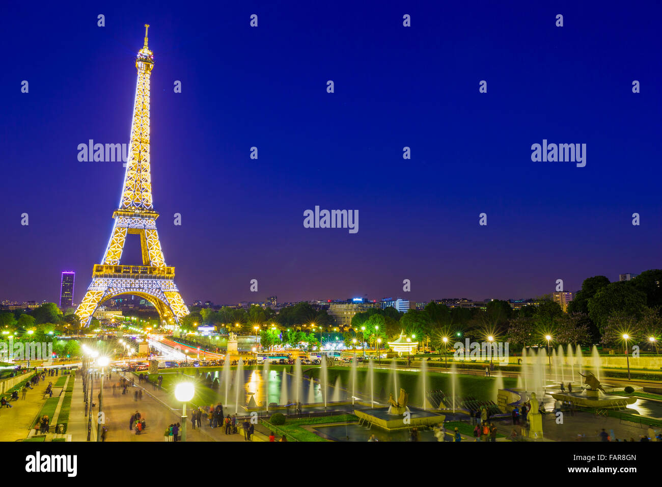Eiffel Tower in evening seen from Trocadéro Gardens at night, Paris Stock Photo