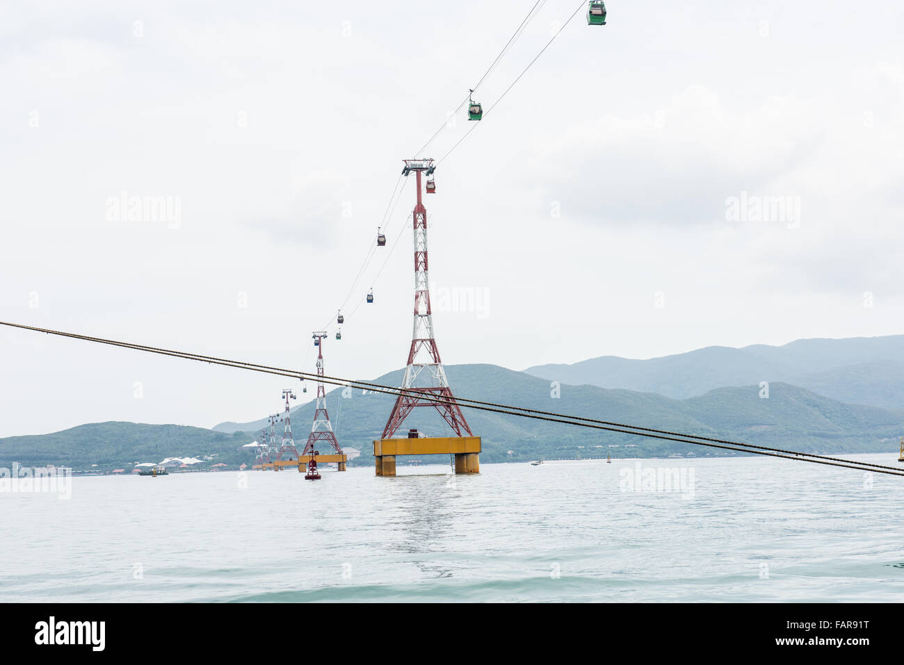 Gondola lifts hi-res stock photography and images - Alamy