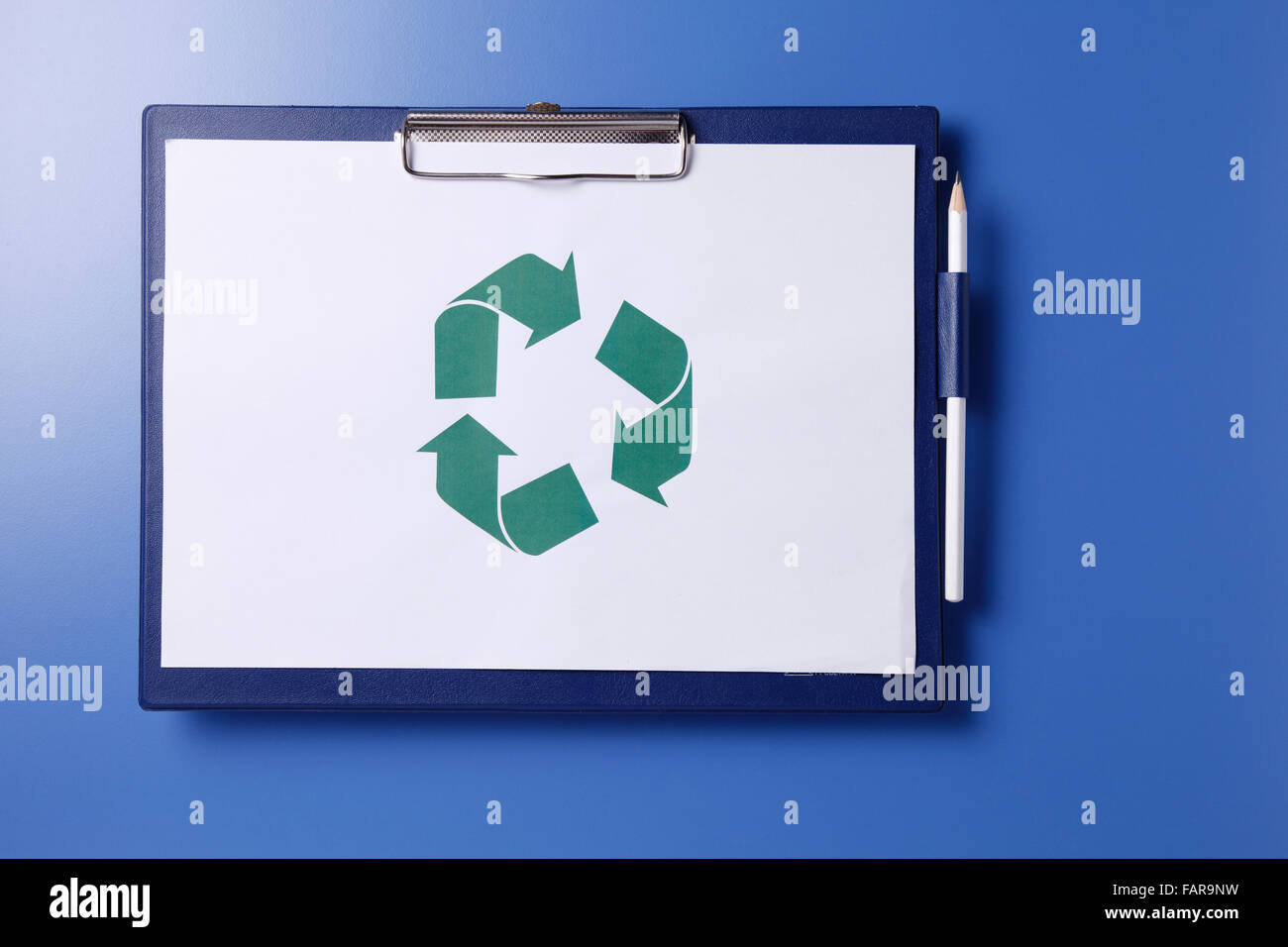 Clipboard with the recycle sign clipped on it Stock Photo Alamy