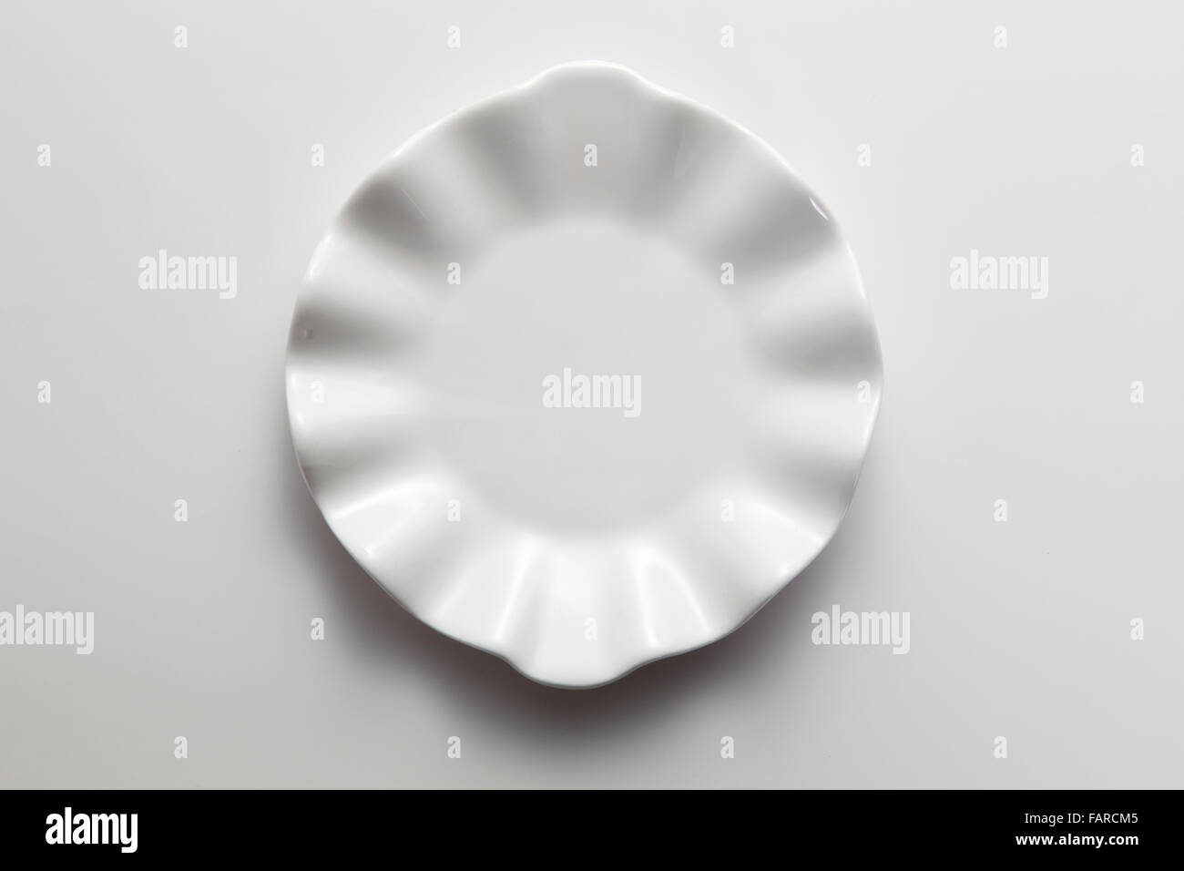 Clean white dinner plate with drop shadow Stock Photo Alamy