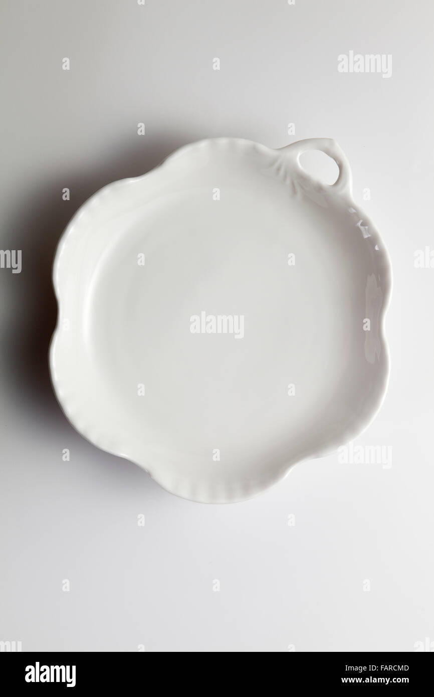 Clean white dinner plate with drop shadow Stock Photo Alamy