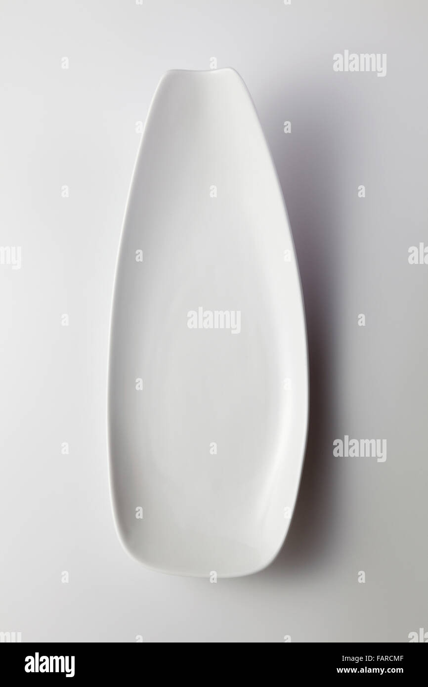 Clean white dinner plate with drop shadow Stock Photo Alamy