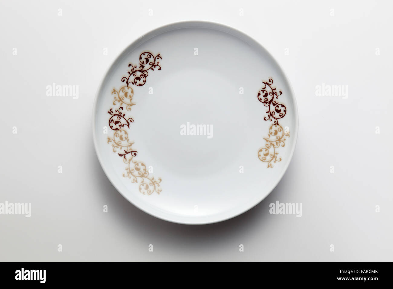Clean white dinner plate with drop shadow Stock Photo Alamy