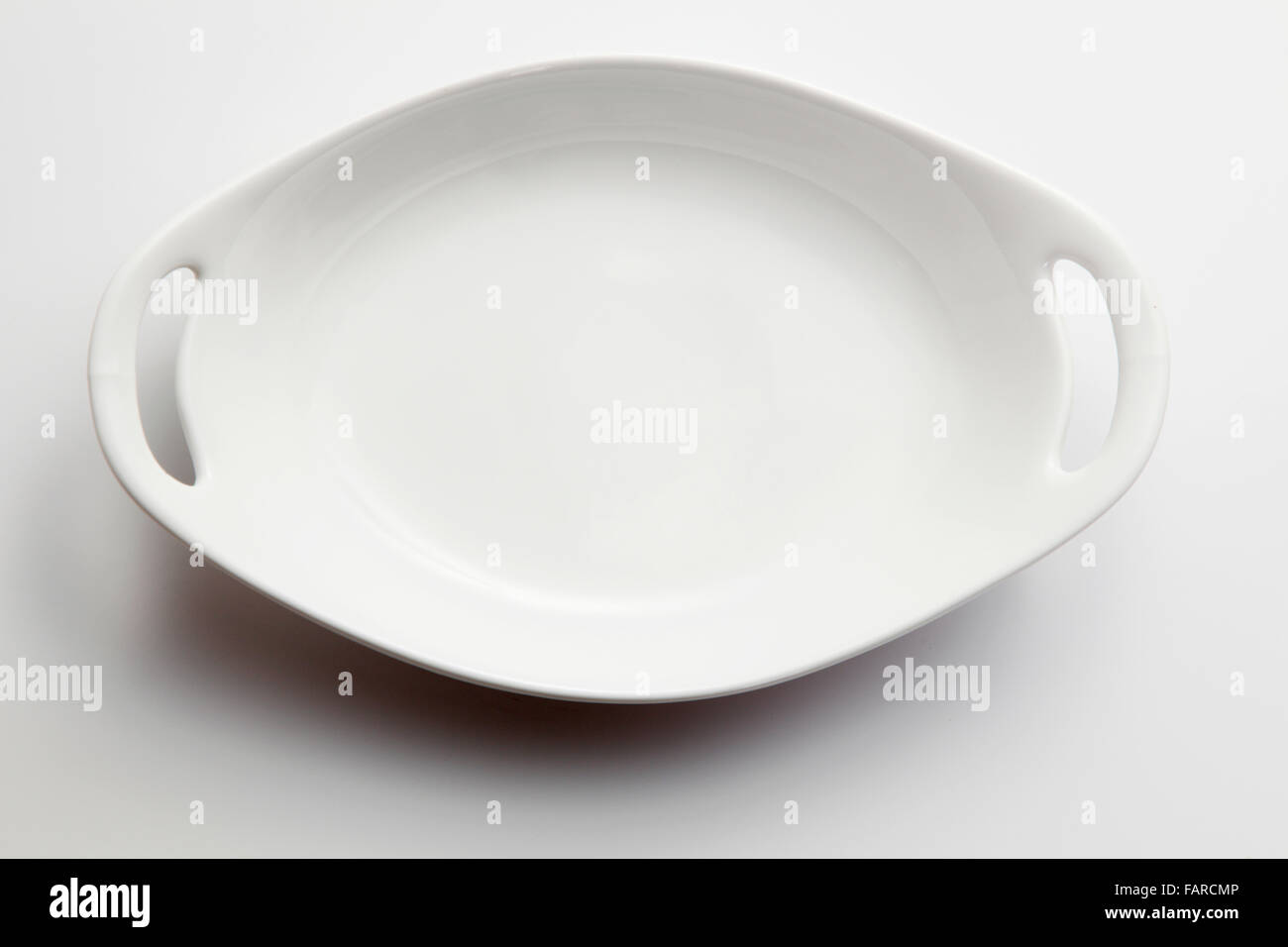 Clean white dinner plate with drop shadow Stock Photo Alamy