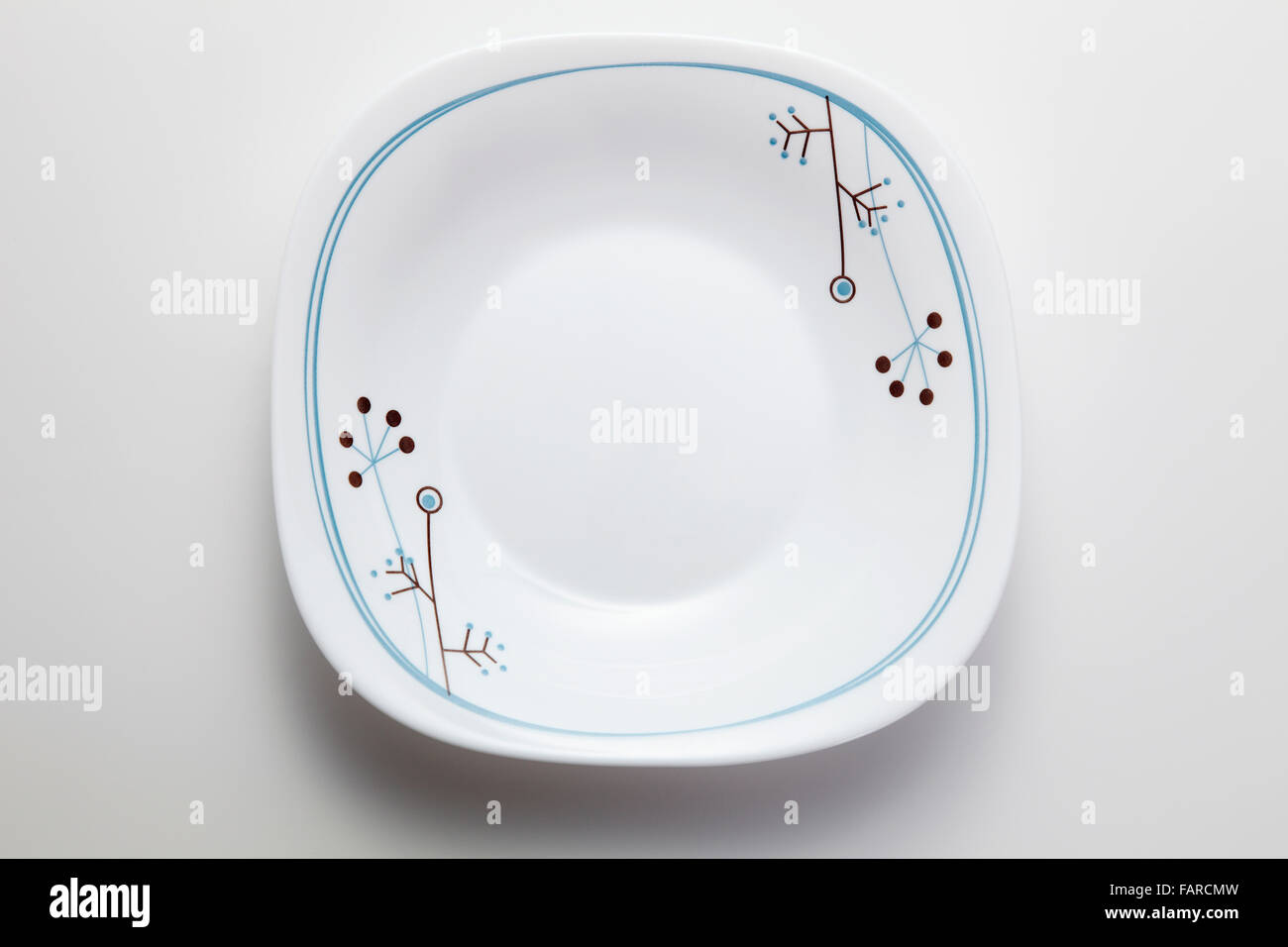Clean white dinner plate with drop shadow Stock Photo Alamy