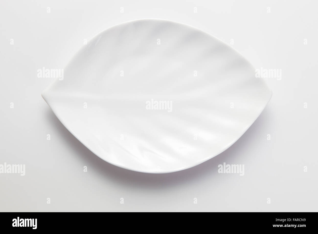 Clean white dinner plate with drop shadow Stock Photo Alamy