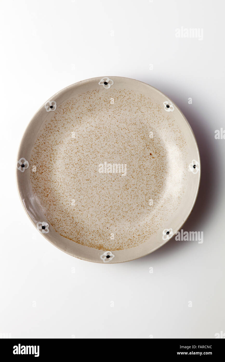 Clean white dinner plate with drop shadow Stock Photo Alamy