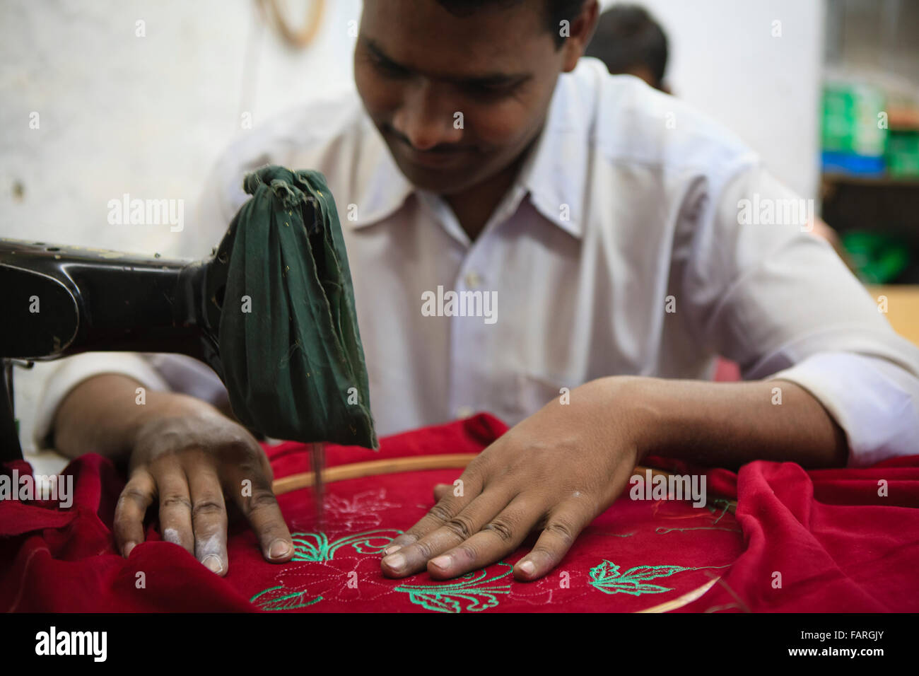 Bobina per filo con macchina da cucire in un negozio di t-shirt a  Kathmandu, Nepal Foto stock - Alamy