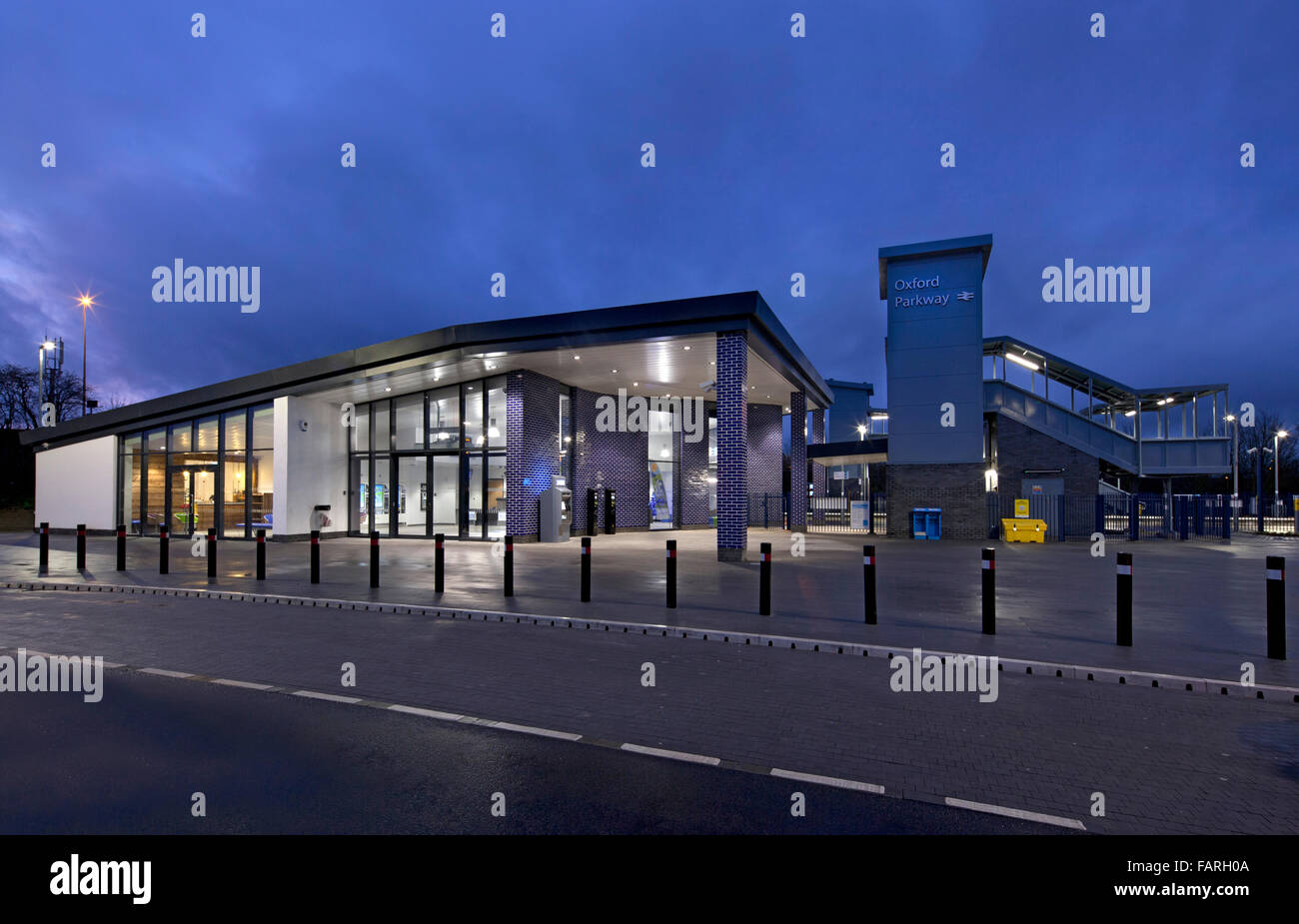 New Oxford Parkway Railway Station at night on Chiltern line to Marylebone London Stock Photo