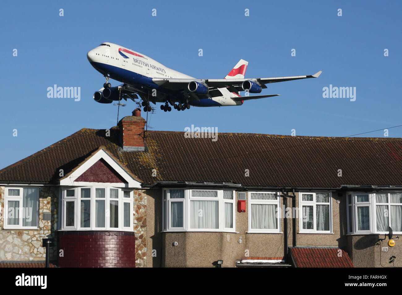 HEATHROW EXPANSION HOUSES NOISE RUNWAY Stock Photo - Alamy