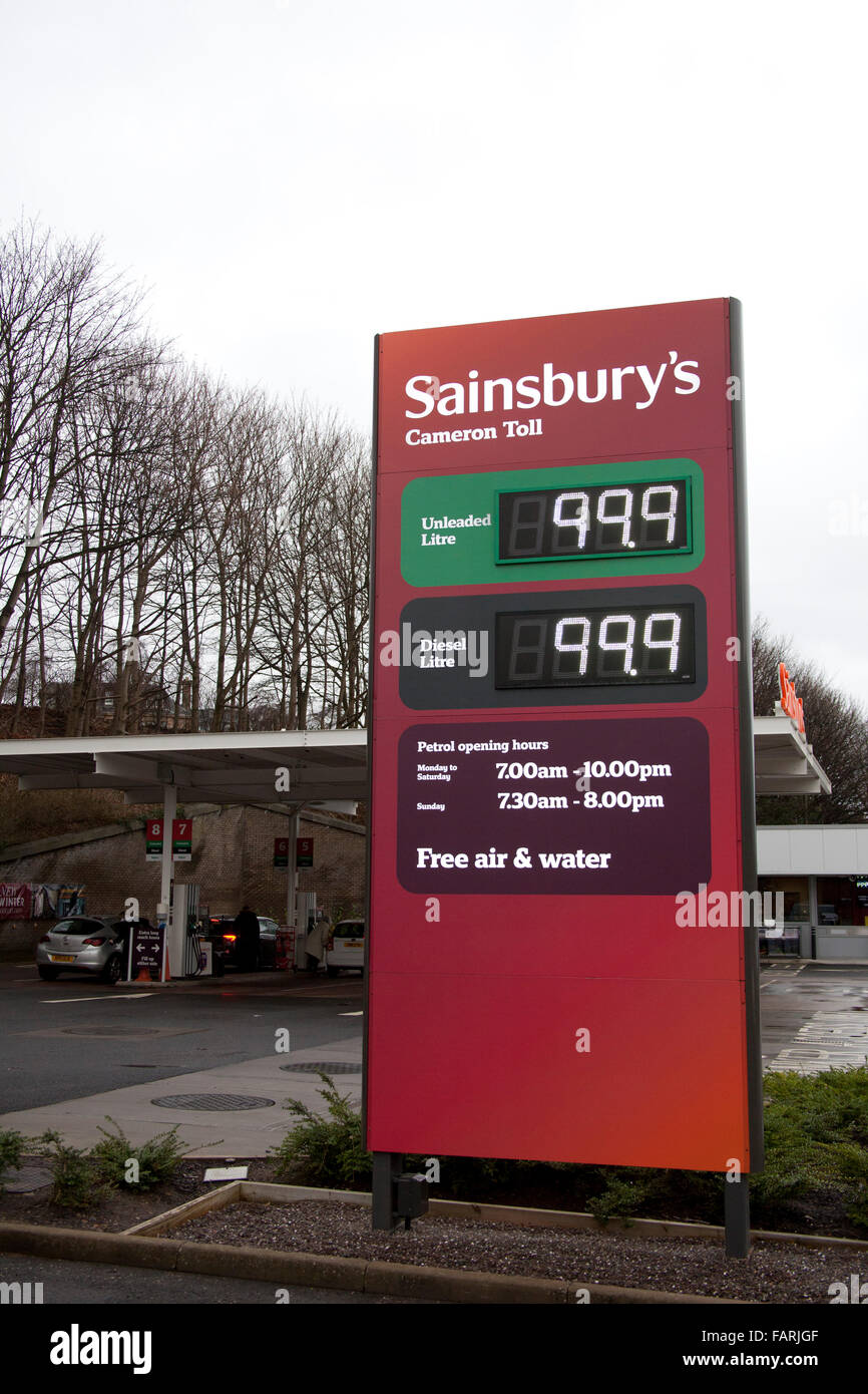 Edinburgh, Scotland, UK. 4th January, 2015. Diesel drops to under one pound at major supermarkets. Stock Photo