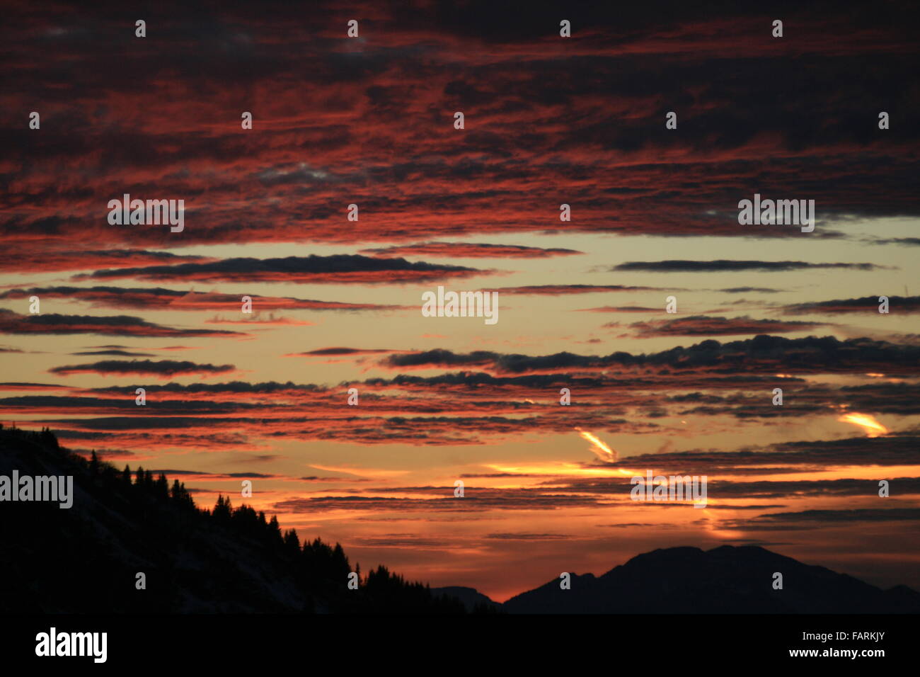 Red sky night mountain hi-res stock photography and images - Alamy