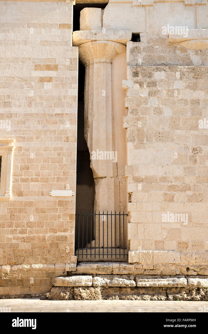 Cathedral Syracuse Duomo, view of a section of the cathedral wall containing an ancient Greek era column, Syracuse (Siracusa), Sicily. Stock Photo
