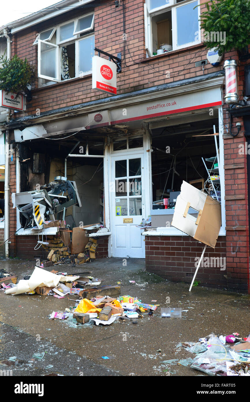 Bristol, UK. 4th January, 2016. Long Ashton village POST OFFICE Where thieves blew up Cash Machine. Credit:  Robert Timoney/Alamy Live News Stock Photo