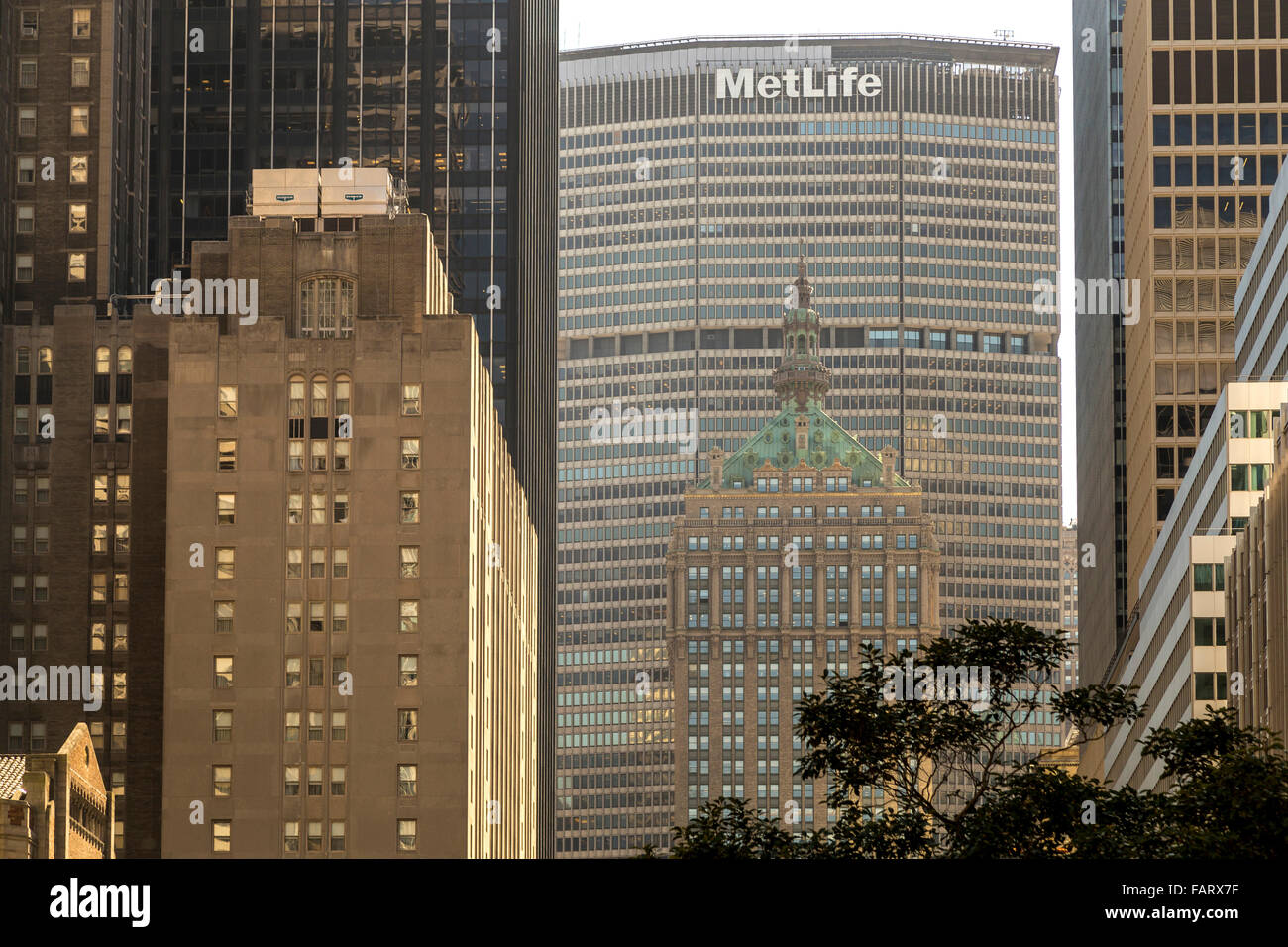 The MetLife Building by Pietro Belluschi and Walter Gropius towering over the pre-war Helmsley Building on Park Avenue in Stock Photo