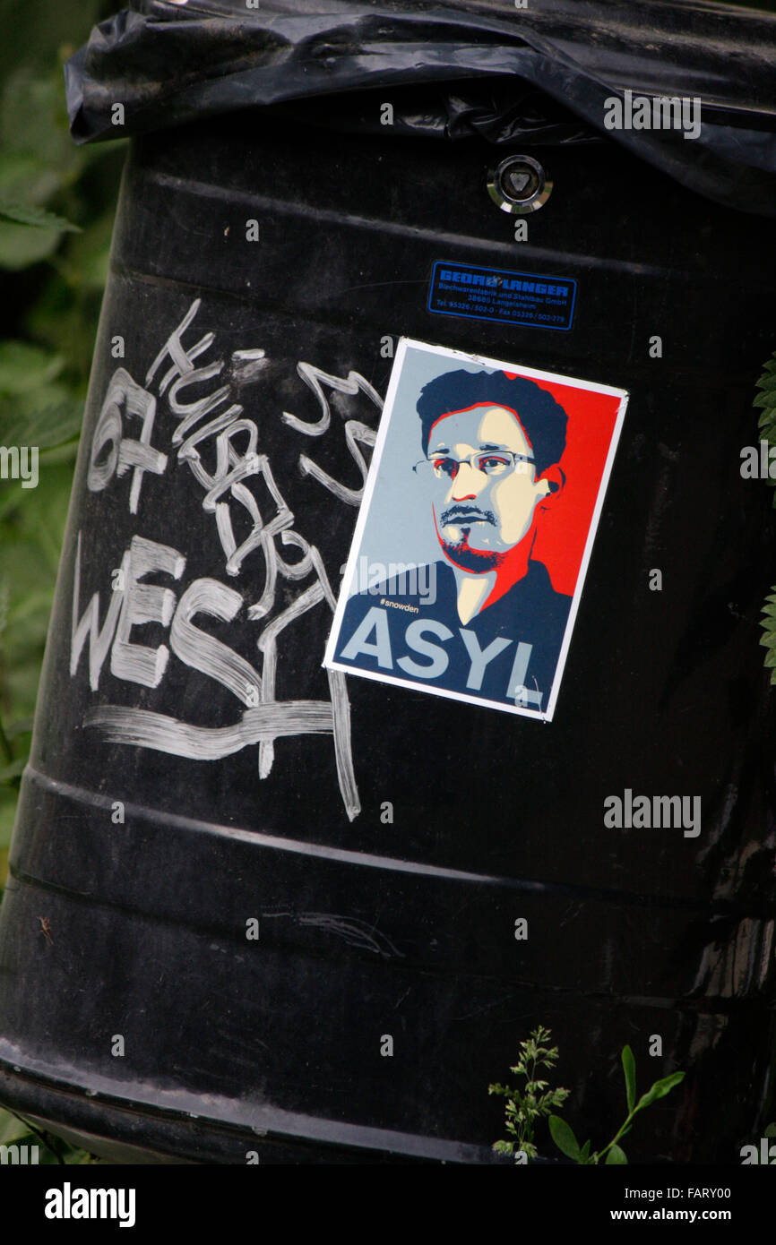 ueberfuellte Muelltonne mit Aufkleber mit dem Portrait von Edward Snowden, Berlin-Tiergarten . Stock Photo