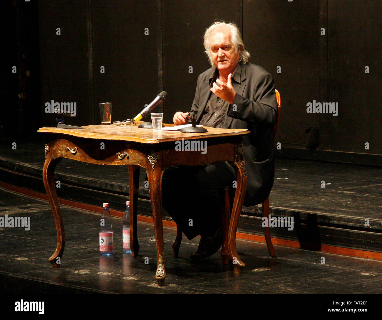 Henning Mankell - der schwedische Bestsellerautor erklaert auf einer Pressekonferenz in der Volksbuehne in Berlin den Hergang de Stock Photo