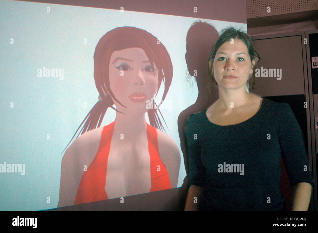 Schauspielerin Ina Tempel mit ihrem Avatar "Alize", die die Hauptrolle in einer Performance mit dem Titel "Wunderland", angelehn Stock Photo