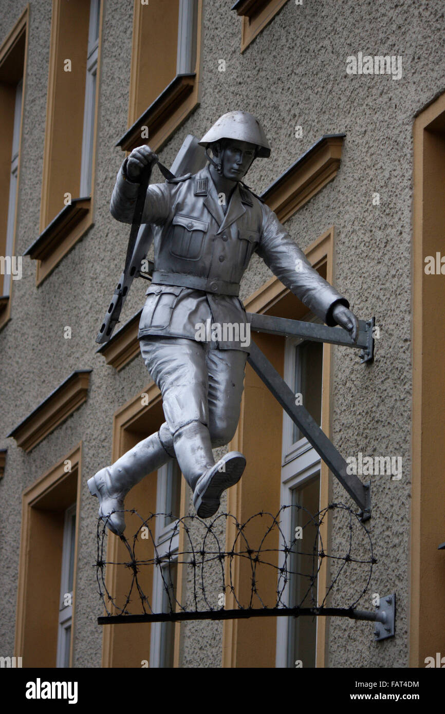 eine Skulptur, die einem beruehmten Foto eines fluechtenden NVA-Soldaten waehrend des Mauerbaus 1963 nachempfunden ist, Brunnens Stock Photo