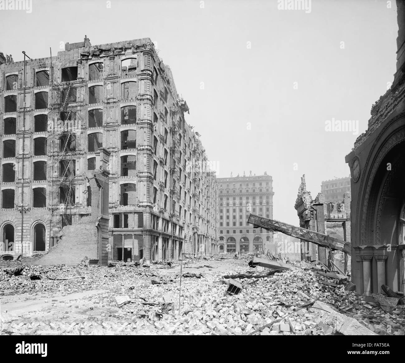 Palace Hotel and New Montgomery St., after Earthquake, San Francisco, California, USA, circa 1906 Stock Photo