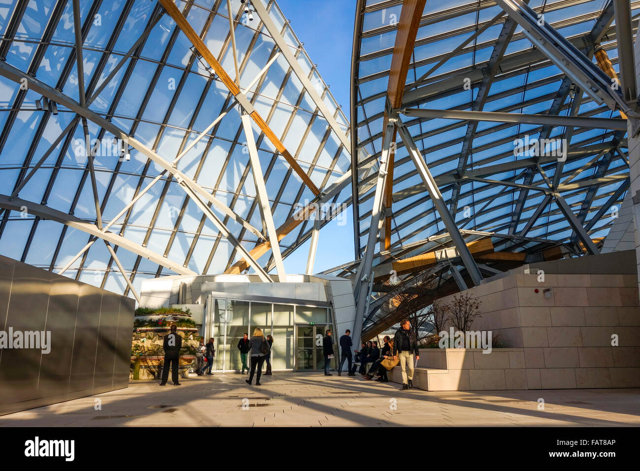 Louis Vuitton Foundation, by architect Frank Gehry, art museum and Stock Photo: 92731822 - Alamy