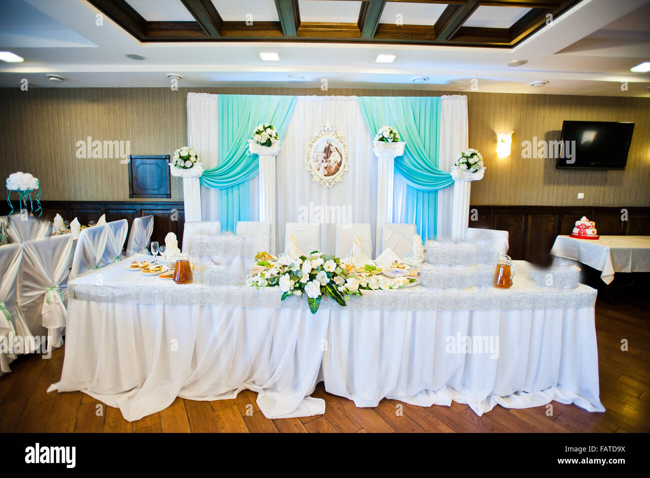 Wedding decor on table of newlyweds Stock Photo - Alamy