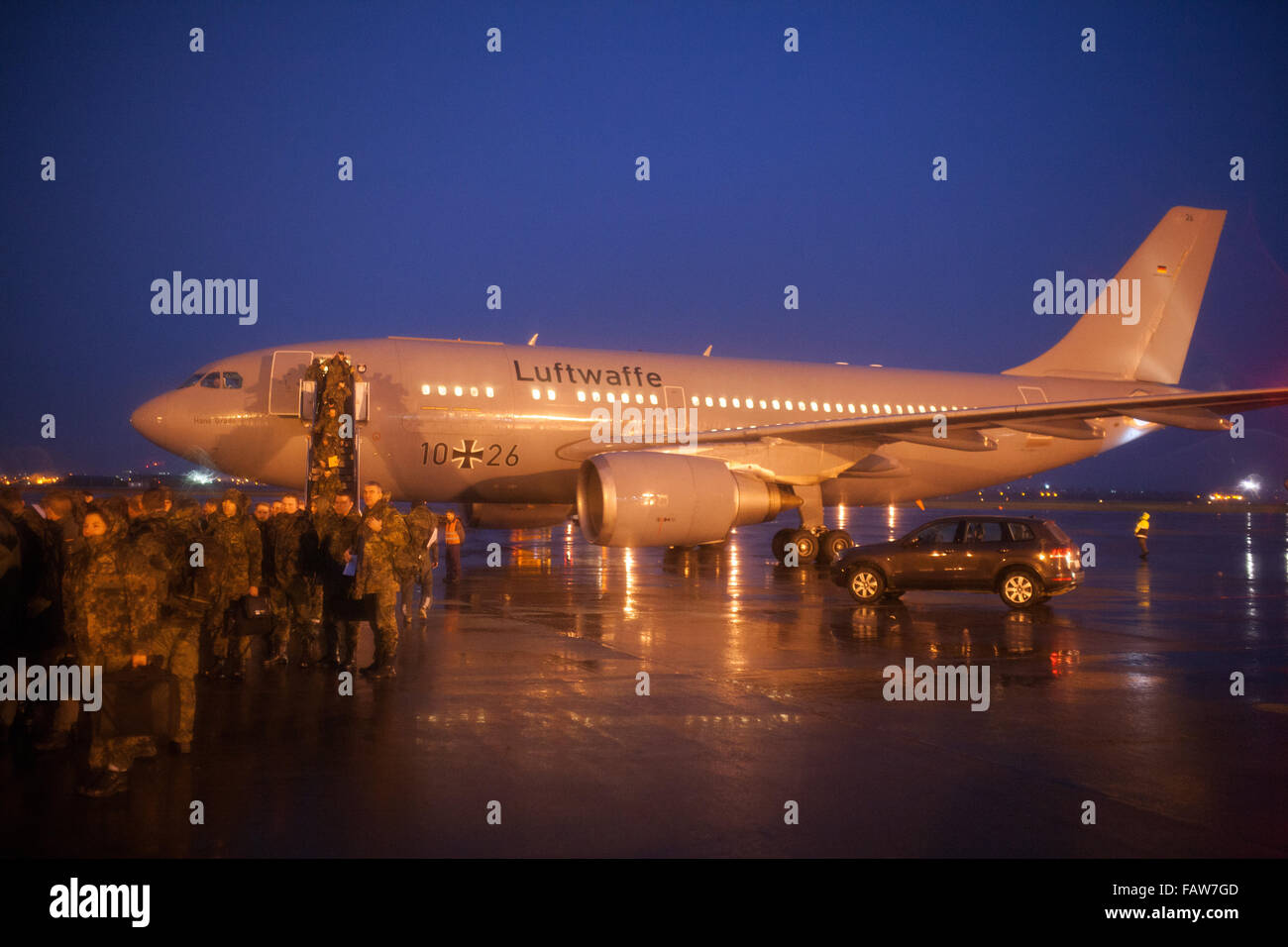 HANDOUT - A handout picture made available by the Bundeswehr (German armed forces) on 05 January 2016 shows the arrival of German soldiers in an Airbus A310 as part of the operation Inherent Resolve, at Incirlik airbase, Turkey, 04 January 2016. Photo: BUNDESWEHR/FALK BAERWALD/dpa (ATTENTION EDITORS: FOR EDITORIAL USE ONLY IN CONNECTION WITH CURRENT REPORTING/ MANDATORY CREDIT: 'BUNDESWEHR/FALK BAERWALD/dpa') Stock Photo