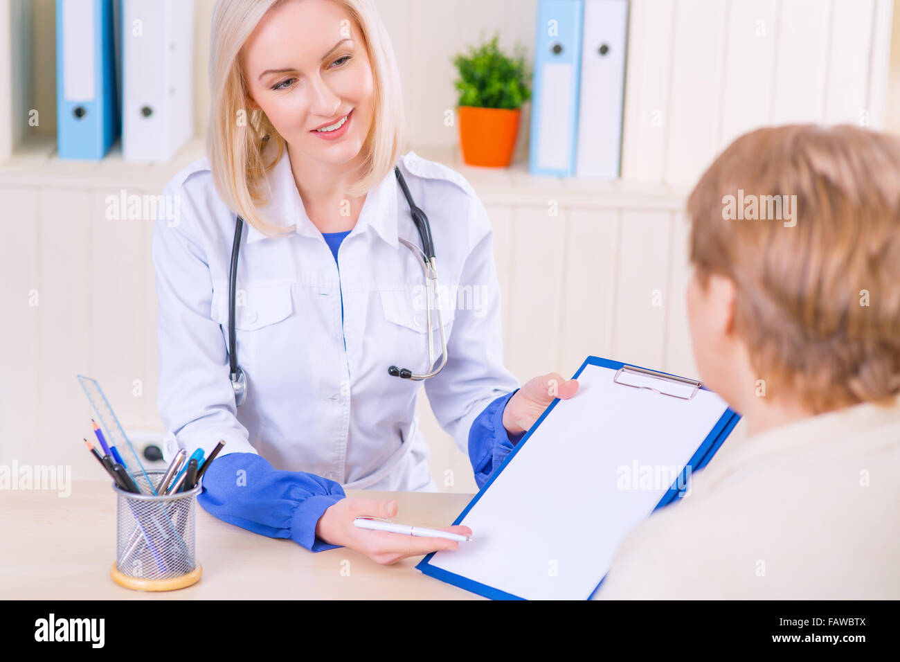 Doctor speaking to patient female hi-res stock photography and images ...
