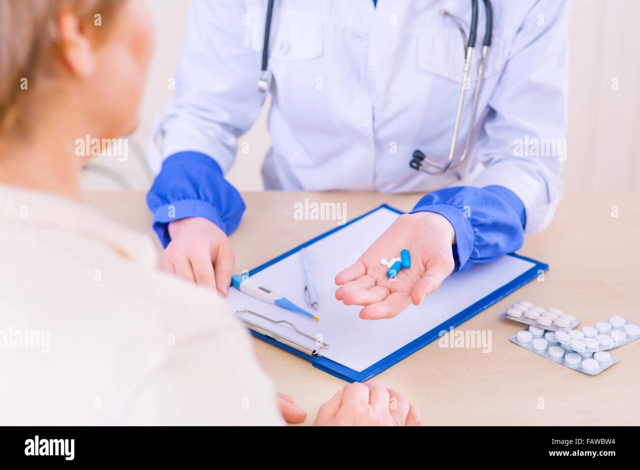 Doctor speaking to patient female hi-res stock photography and images ...