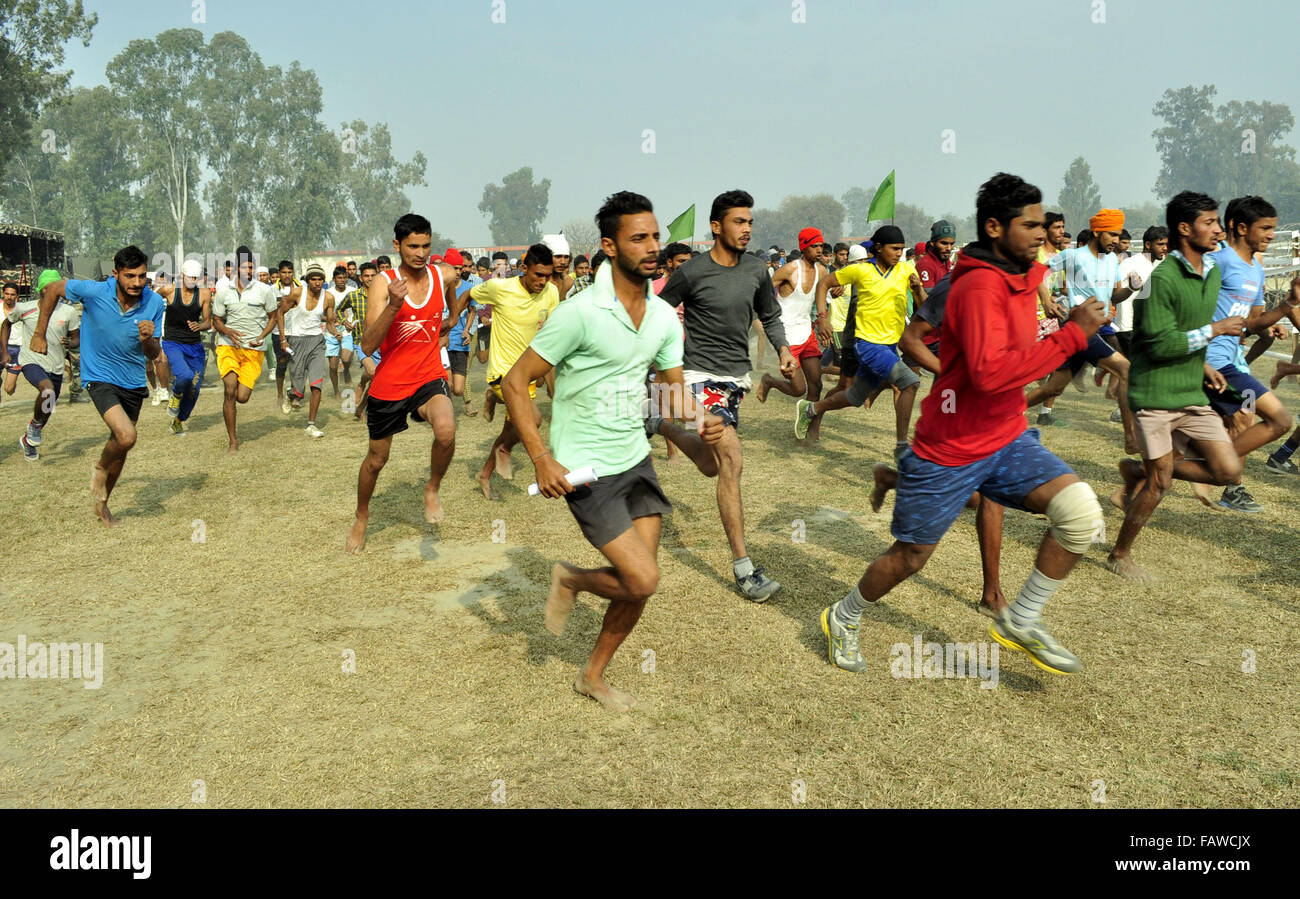 Patiala, Pakistan. 04th Jan, 2016. Aspirants take part in 1600 meter race during the Indian Army Open Recruitment rally from January 4 to 14, 2016 at Patiala, where 3,800 youth from Barnala joined the recruitment rally. © Rajesh Sachar/Pacific Press/Alamy Live News Stock Photo