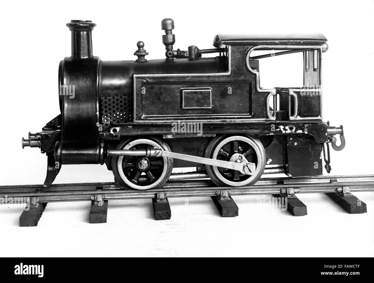 AJAXNETPHOTO.- 1908-1914 APPROX. ENGLAND. - EDWARDIAN TOY STEAM TRAIN TANK ENGINE ON RAILS.   PHOTO:AJAX VINTAGE PICTURE LIBRARY REF:80201 34 Stock Photo
