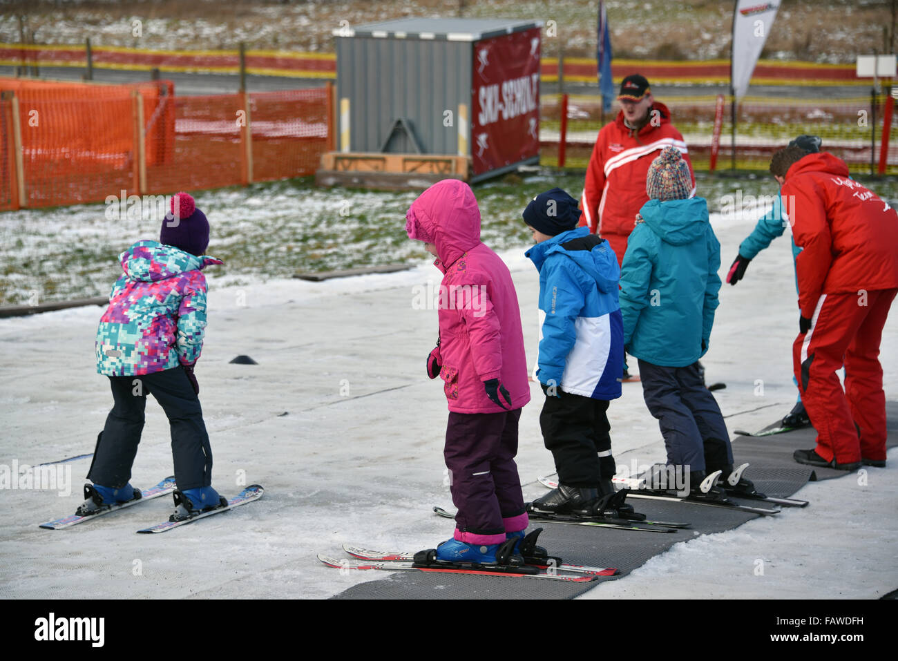 Willingen, Germany. 5th Jan, 2016. Children learning to ski on an artificial slope at a skiing school in Willingen, Germany, 5 January 2016. The skiing resorts of Hesse are still waiting for abundant snow. PHOTO: UWE ZUCCHI/DPA/Alamy Live News Stock Photo