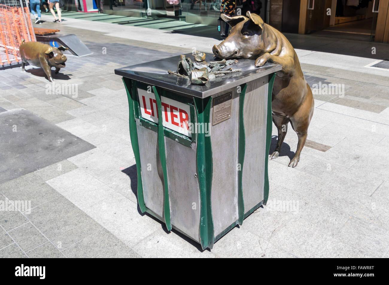 'A Day Out' by Marguerite Derricourt. Bronze sculpture of a pig eating from a litter bin at Rundle Mall, Adelaide, Australia. Stock Photo