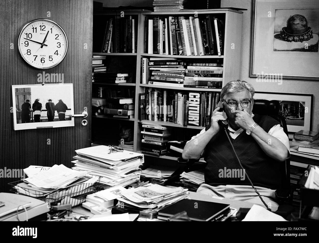 AJAXNETPHOTO. 2003. LONDON, ENGLAND. - ASSOCIATED PRESS PHOTO EDITOR - TWO TIME PULLITZER PRIZE WINNER HORST FAAS, EUROPEAN AND MIDDLE EAST WIRE AGENCY NEWS PHOTO-EDITOR AT WORK IN HIS LONDON OFFICE. PHOTO:JONATHAN EASTLAND/AJAX REF:CD4307BW 33 1A Stock Photo