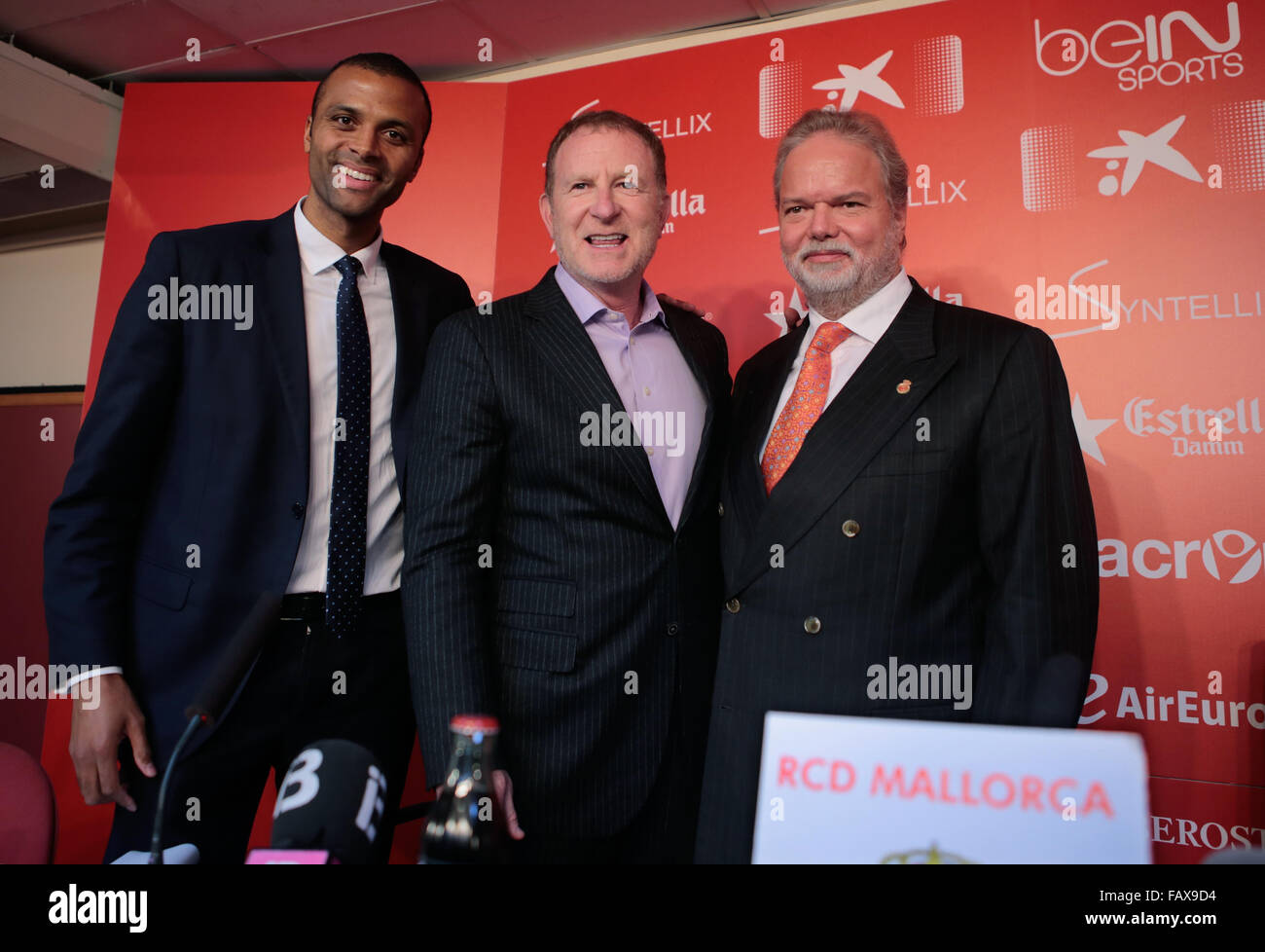 Palma de Mallorca, Spain 5th January, 2016. Phoenix Suns owner Robert Sarver (C) Utz Claassen (R), former Real Mallorca«s soccer team chairman, and new general managar Maheta Molango pose aftertheir media comference in Mallorca«s stadium. Sarver is from today major shareholder of the Spanish soccer team. Credit:  zixia/Alamy Live News Stock Photo