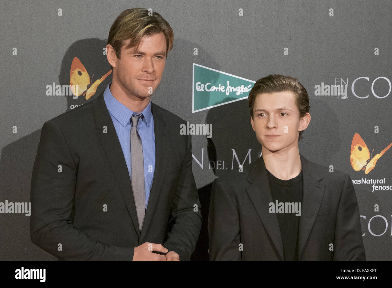 Chris hollander. Tom holland gif. Tom holland gif. Chris hollander. Джимми фэллон и том холланд.